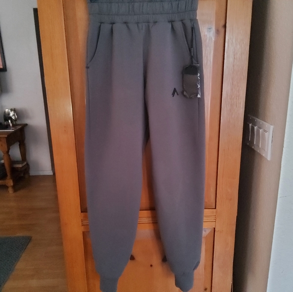 Alphalete Pants - NWT Alphalete Sweat Pants Size S NWT